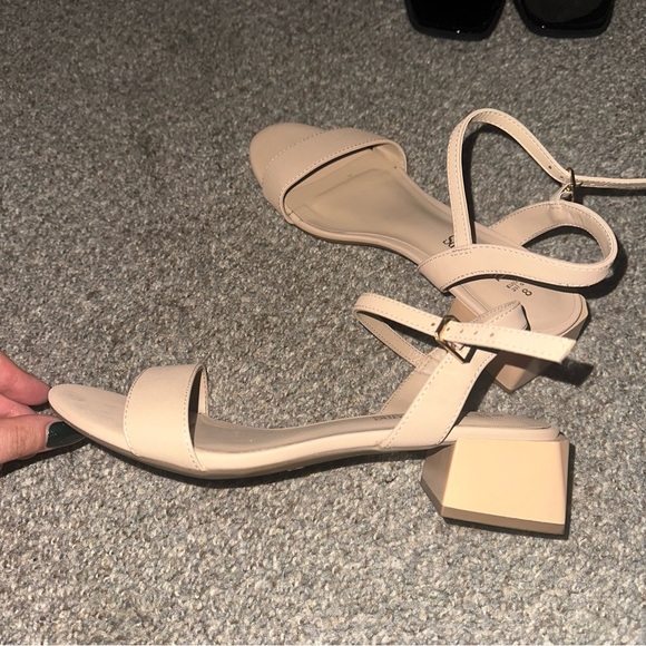 Open Toe Ankle Strap Low Heel Sandals - Picture 9 of 11